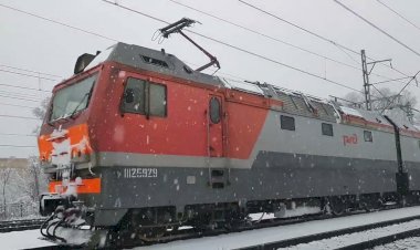 Снежная пурга, 2ЭС6-678 «Синара» с грузовым поездом