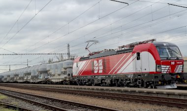 Перевозка цемента по ж/д, Локомотив Сименс Вектрон с вагонами хопперами для цемента