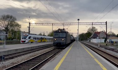 Локомотив Шкода тип ЧС2 с вагонами цистернами