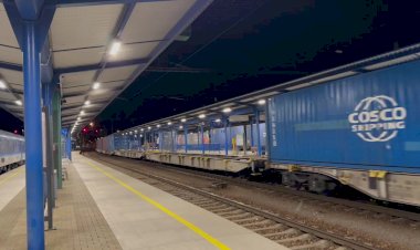 Электровоз Шкода Ламинатка с контейнерным поездом