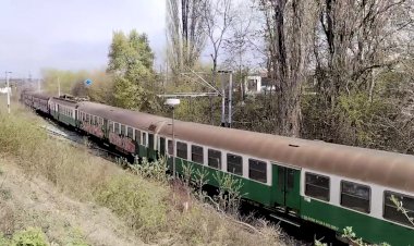 На пути к забвению. Старые поезда везут на слом