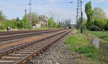 Паровоз по Рельсам Мчится