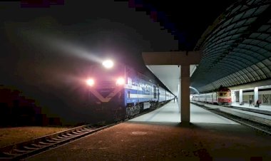 Тепловоз TE33AC-3010 отправляется из Кишинёва с пассажирским поездом