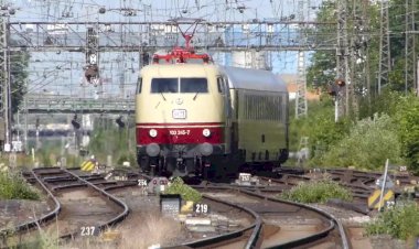 Электровоз BR103 245-7 с поездом Золото Рейна едет в Дортмунд