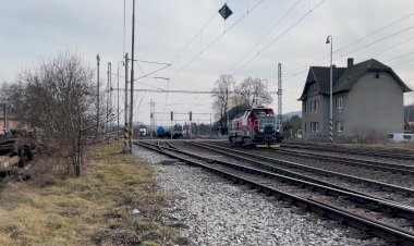 Маневровый тепловоз EffiShunter 742 793-3 следует резервом