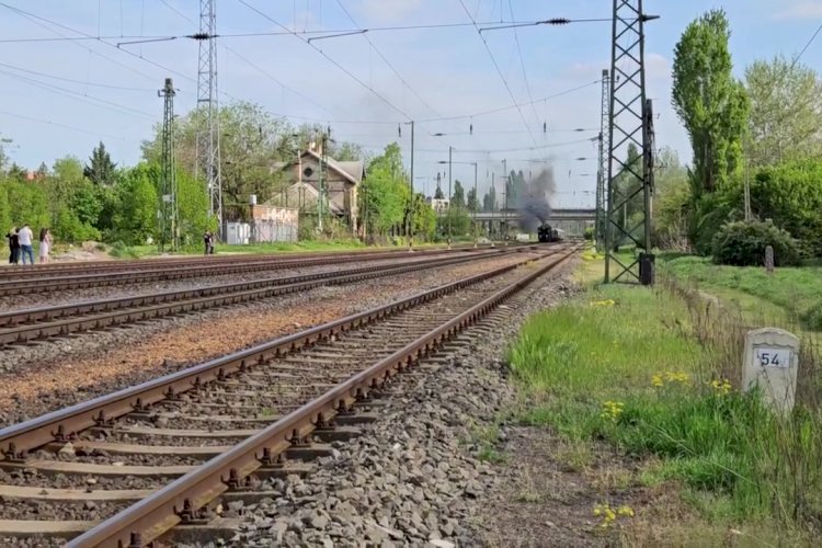 Паровоз по Рельсам Мчится