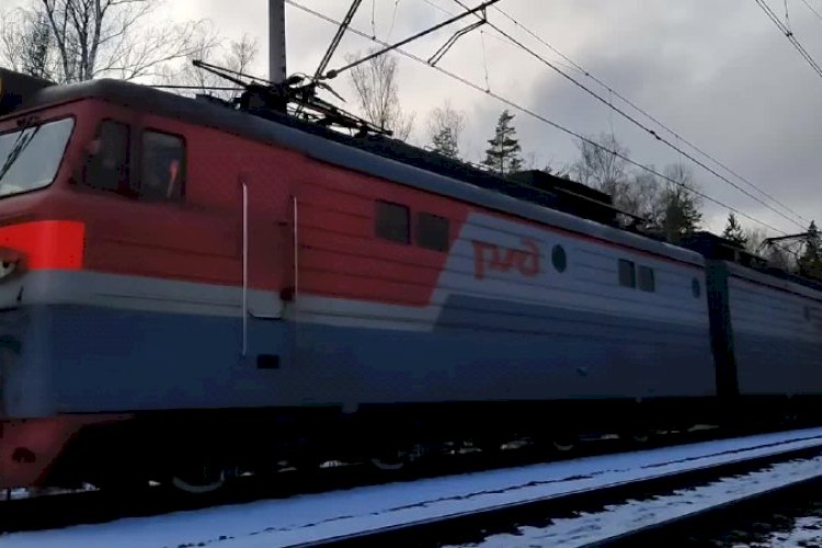 «Красные звёзды» Электровозы ВЛ10У-318/371 с грузовым поездом