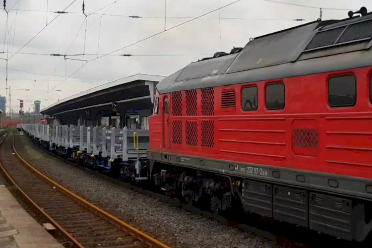 Тепловоз ТЭ109 с грузовым поездом