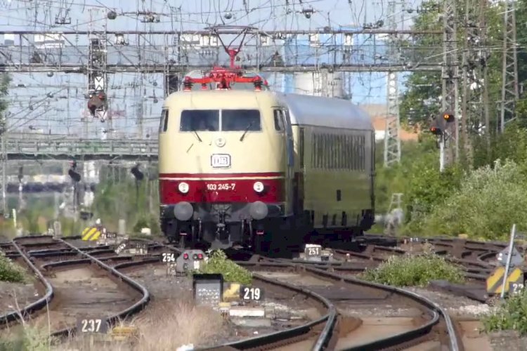 Электровоз BR103 245-7 с поездом Золото Рейна едет в Дортмунд