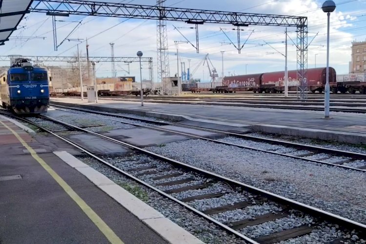 Прицепка электровоза к поезду Огулин - Загреб