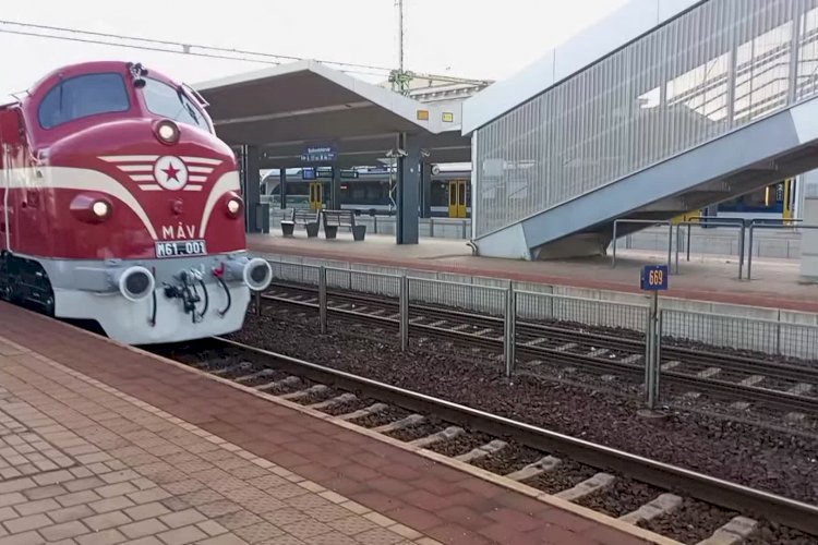 Три тепловоза М61 Нохаб отправляются из Секешфехервара специальным поездом