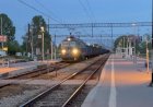 Электровоз ET22-2034 с полувагонами отправляется со станции