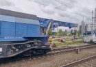 Сход локомотива на стрелке, восстановительные поезда готовятся к работе