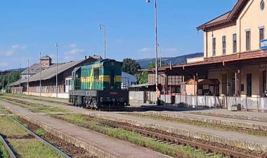 Маневровый тепловоз ЧМЭ3 770 538-7 следует резервом