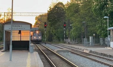 Локомотив Шкода Е182 155-2 с вагонами хопперами