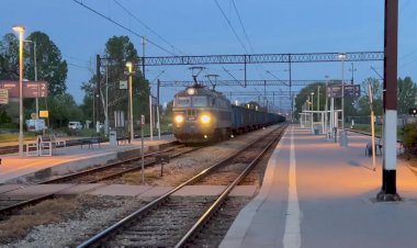 Электровоз ET22-2034 с полувагонами отправляется со станции