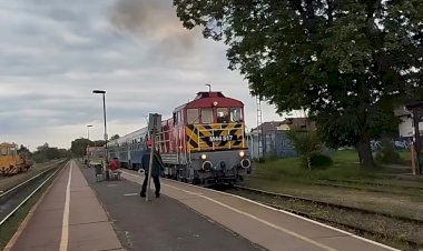 Маневровый тепловоз М44-517 с пригородным поездом