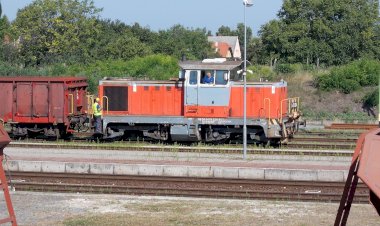 Тепловоз 478 324 "Дачия" с двумя вагонами груженными лесом