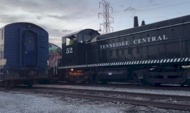 США, Тепловоз SW8 вывозит старого и забытого EMD F9 с тупика