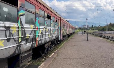 Болгарская ЭР25 (ЕМВ 32) 127/128 прибывает на станцию София Север