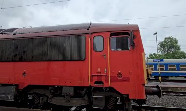 Венгрия, тепловоз 418 187 отправляется с пригородным поездом