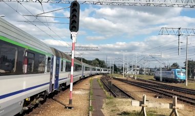 Электровоз EP09-046 с пассажирским поездом едет в Щецин