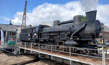 Словацкий паровоз 434.2338 красуется на поворотном круге