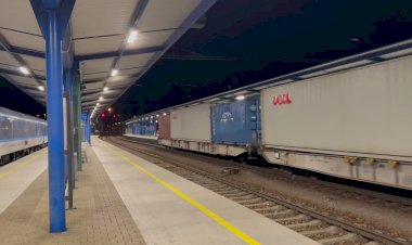 Электровоз Ламинатка с контейнерным поездом