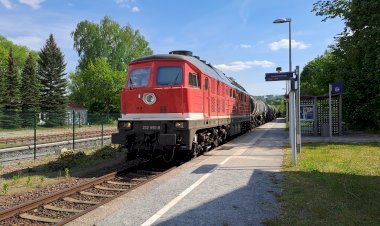 Тепловоз ТЭ109 232 690-8 с цистернами для бензина