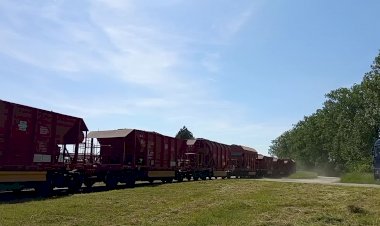 Венгерский тепловоз 448 313 едет с хопперами дозаторами