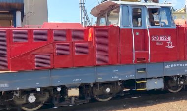 Маневровый электровоз Шкода 210 022,едет прицепляться к поезду