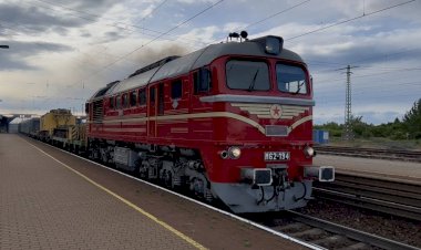 Тепловоз М62-194 мчит с  восстановительным поездом