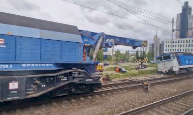 Сход локомотива на стрелке, восстановительные поезда готовятся к работе