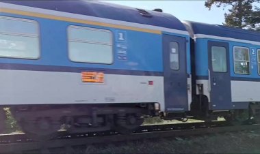 Электровоз Шкода 151 011-4 с поездом Градец-Кралове - Прага-Главни Надражи