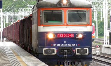 Локомотив Шкода 183 024-9 с полувагонами