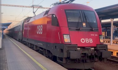 "Поющий" электровоз Taurus  с поездом, отправление из Брецлава