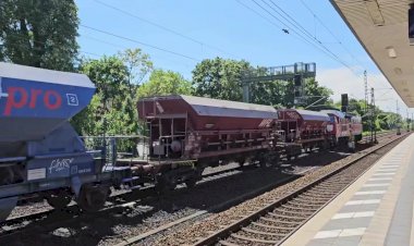 Берлин Юнгфернхайде, тепловоз ТЭ109 232 527-2 едет с хопперами