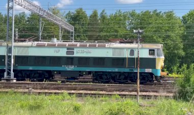 Тарновские Горы, электровоз ET22-836 с составом из полувагонов