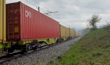 Электровоз Вектрон 193-691 с контейнерами в направлении грузовой станции Копер