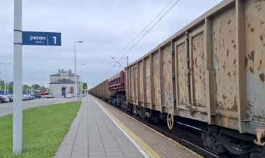 "Бывший М62" Тепловоз 311D-15 с грузовым поездом