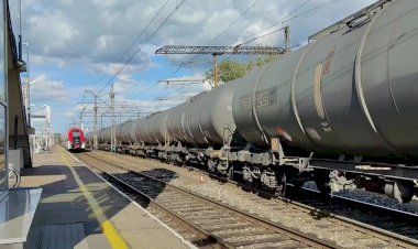 Локомотив ET21-106 с цистернами отправление со станции