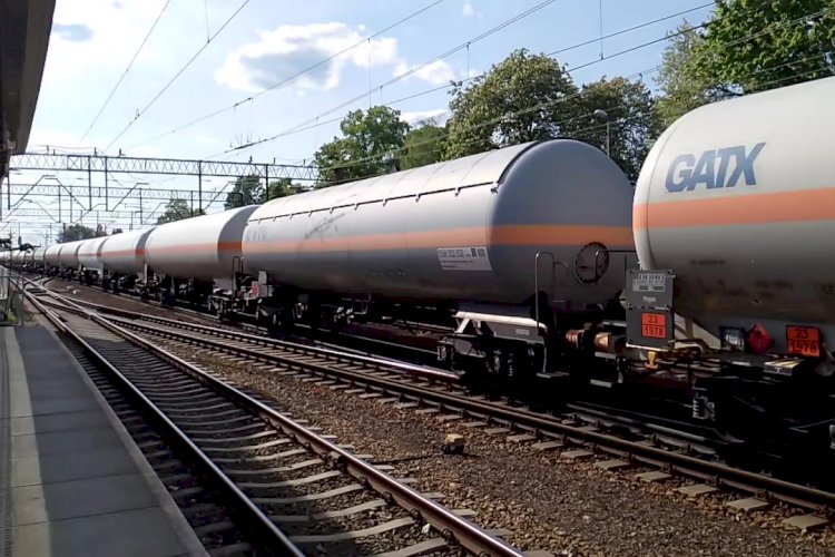 Бывший М62, Тепловоз 311D-17 с газовыми цистернами