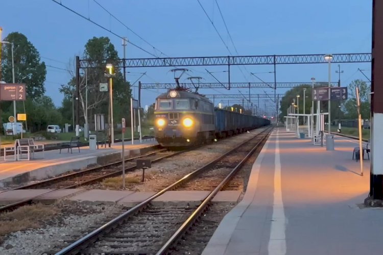Электровоз ET22-2034 с полувагонами отправляется со станции