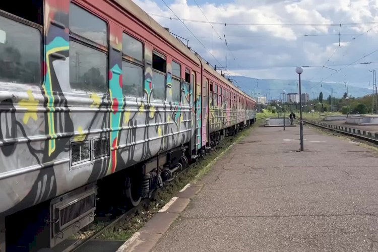 Болгарская ЭР25 (ЕМВ 32) 127/128 прибывает на станцию София Север