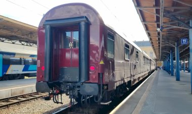 Континентальный Классический экспресс прибывает из Загреба на железнодорожный вокзал Келети