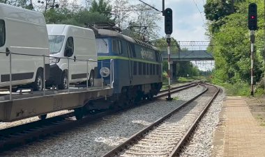 Фиаты Дукато едут с завода, электровоз ET22-985 с вагонами автовозами