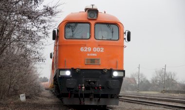 Апельсиновый М62 629 002 выполняет манёвры с вагонами хопперами