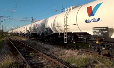 Электровоз TRAXX 185-691 едет с цистернами