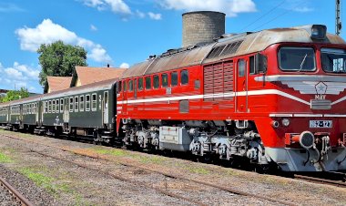 Тепловоз М62-127 выполняет маневры после отцепки от поезда