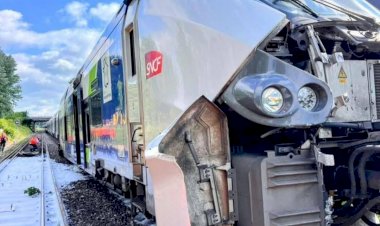 В пригороде Парижа сошёл с рельс и загорелся пригородный поезд